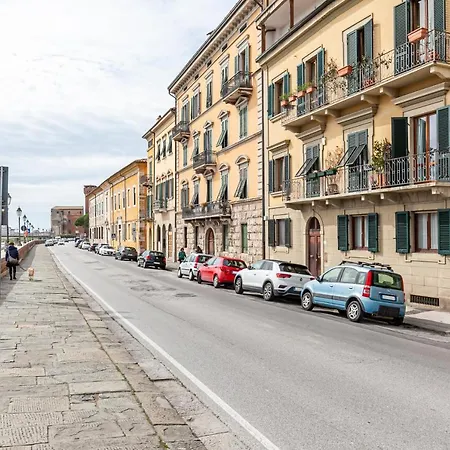 Guesthost - Lungarno Elegant With Panoramic Balcony * Pisa